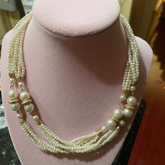 The Unbranded Brand Jewelry - 2/$30🔥Luxurious Multi-Strand Pearl and Gold Necklace